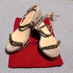 Auth Christian Louboutin “Pyraclou” Tortoiseshell Spiked Platform Sandal…